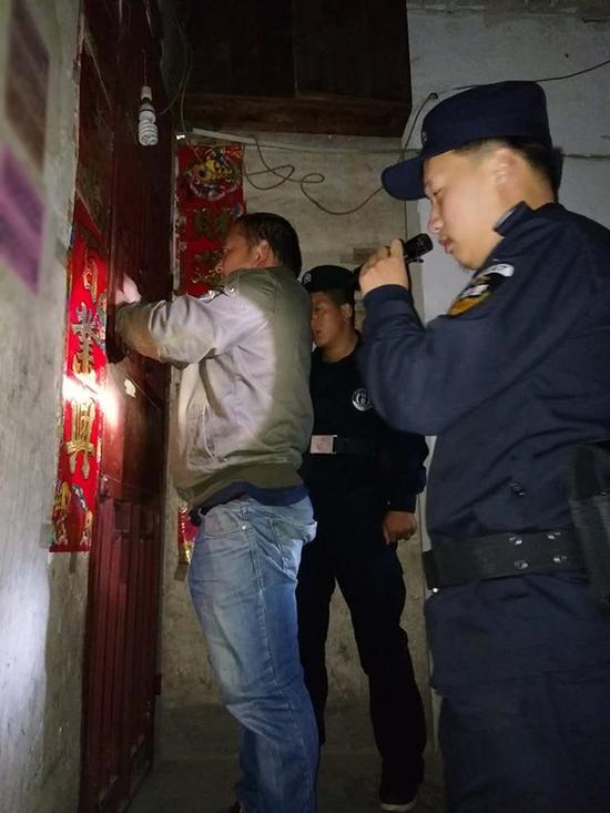 张家界粗心妈妈误将幼女锁家中 民警全城寻开锁师傅开门